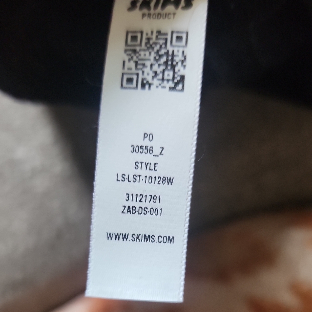 SKIMS Black Ribbed Long Sleeve Henley Top - Picture 11 of 14